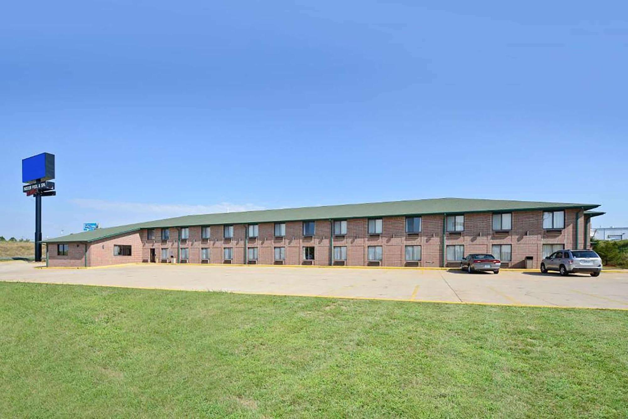 Days Inn By Wyndham Ozark Springfield Buitenkant foto